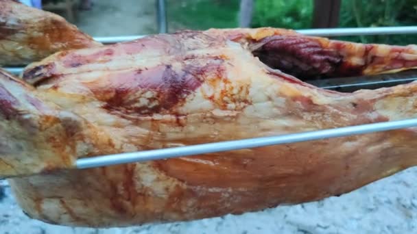cook food in nature, food festival, grilled whole carcass of ram on a fire at summer day - Séquence, vidéo