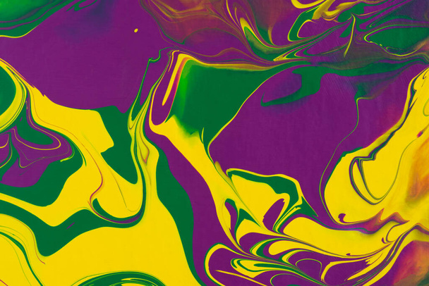 Желто-зеленый фиолетовый флюидный арт, креативный фон тренда. Динамические линии, движение, вспышка эмоций, страсть, свобода. Форма презентации веб-сайтов, буклетов, листовок, визитных карточек - Фото, изображение