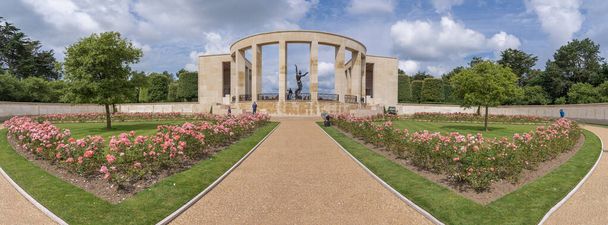 Фалвиль-Сюр-Мер, Франция - 08 03 2021: Североамериканское кладбище и вход в Мемориал - Фото, изображение