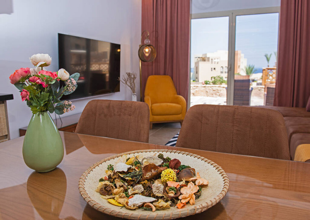 Sala de estar sala de estar en apartamento de lujo mostrar el hogar mostrando decoración de diseño interior de planta abierta con balcón terraza y mesa de comedor - Foto, Imagen