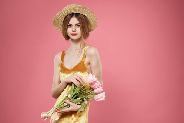 donna con mazzo di fiori in cappello lusso moda romanticismo rosa sfondo - Foto, immagini