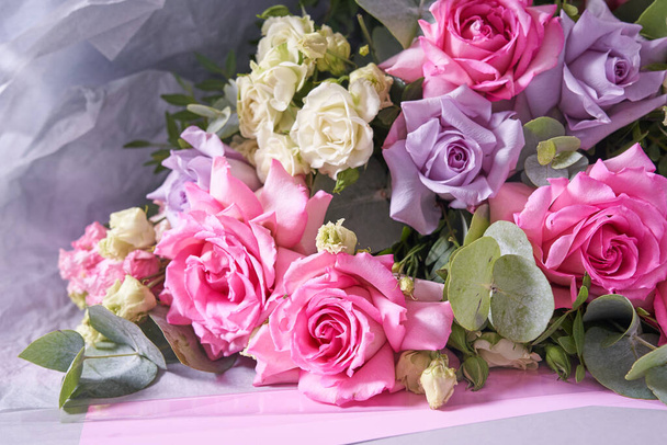 Um grande buquê de flores em close-up. Grandes rosas cor-de-rosa. Em um fundo claro, vista superior. Composição horizontal - Foto, Imagem