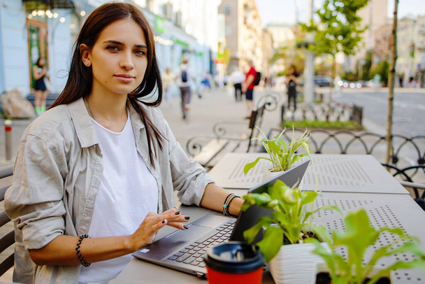 giovane bella donna d'affari che lavora con il computer portatile sul tavolo nel caffè all'aperto, concetto di business - Foto, immagini