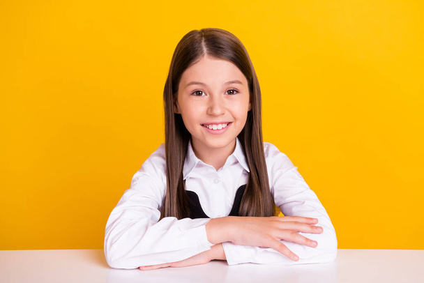 Kuva pieni söpö tyttö tutkimus kulumista valkoinen paita eristetty keltainen väri tausta - Valokuva, kuva