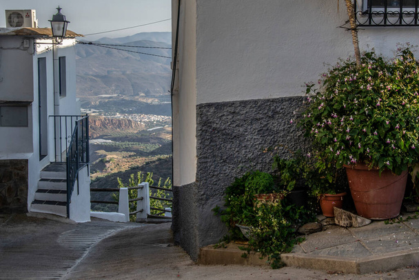 Вид на пейзаж Альпуджарри з вулиці в Майрени, яка розташована на великій висоті з будинком з видом на пейзаж Альпуджарра і з великим квітковим горщиком. - Фото, зображення