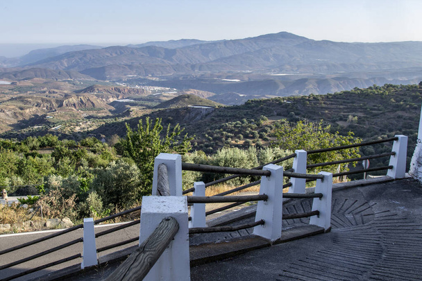 punto panoramico della città di Mairena dove si può vedere il paesaggio Alpujarra con altre città e montagne con vegetazione - Foto, immagini