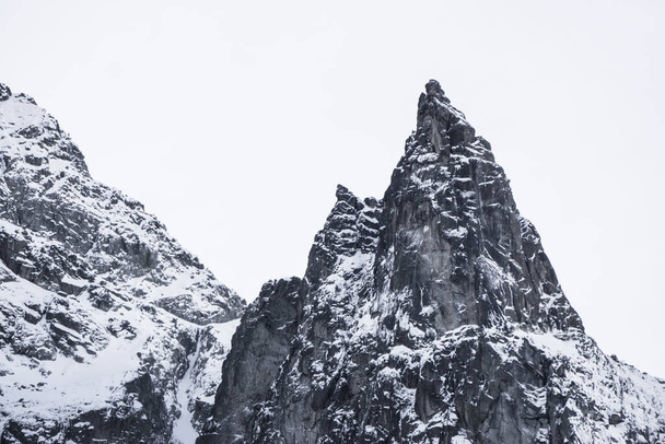 góra pokrywy śnieżnej w kształcie trójkąta w polskich Tatrach - Zdjęcie, obraz