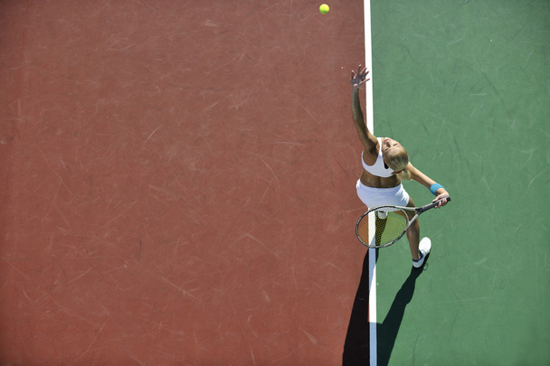 junge Frau spielt Tennis im Freien - Foto, Bild