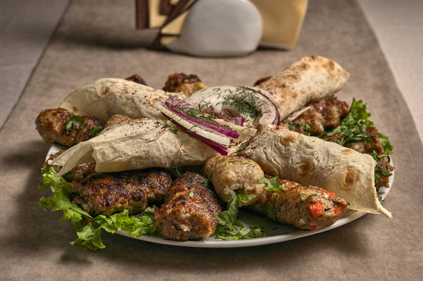Assortiment caucasien de kebabs et shawarma - Photo, image