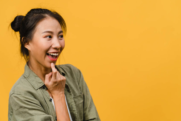 Porträt einer jungen Asiatin mit positivem Gesichtsausdruck, breitem Lächeln, in lässiger Kleidung vor gelbem Hintergrund. Glücklich liebenswert frohe Frau freut sich über Erfolg. Gesichtsausdruck. - Foto, Bild