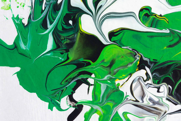Vihreä valkoinen musta neste taidetta. Abstrakti akryylimaalaus tausta. Moderni marmorikoostumus. Käsite luonnollinen rakenne, luova aalto. Muotitaide, esitteiden, kansien, muistikirjojen ja julisteiden mallintaminen - Valokuva, kuva