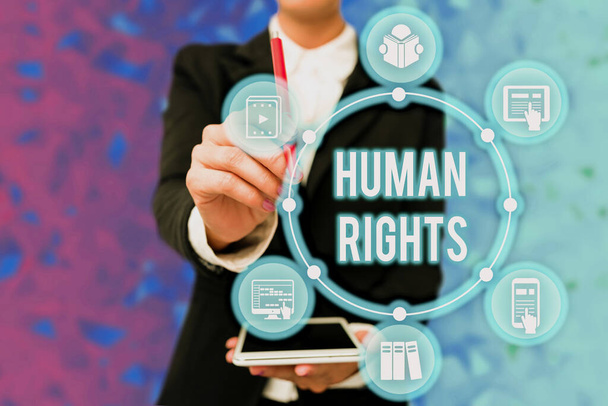 Εννοιολογική απεικόνιση των Ανθρωπίνων Δικαιωμάτων. Λέξη για την ισότητα του αγώνα για τα δικαιώματά σας ατομικότητα Lady σε ομοιόμορφη Holding Tablet στο χέρι σχεδόν δακτυλογράφηση φουτουριστικό τεχνολογίας. - Φωτογραφία, εικόνα