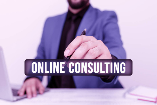 Szöveges tábla mutatja Online Consulting. Üzleti áttekintés kap információt vagy tanácsot egy személytől az interneten keresztül Távirodai munka Online bemutatása Üzleti tervek tervezése - Fotó, kép