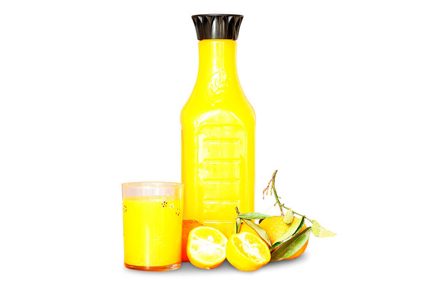 zumo de naranja fresco en botella y rodajas de naranjas con hojas y taza aisladas sobre fondo blanco - Foto, Imagen
