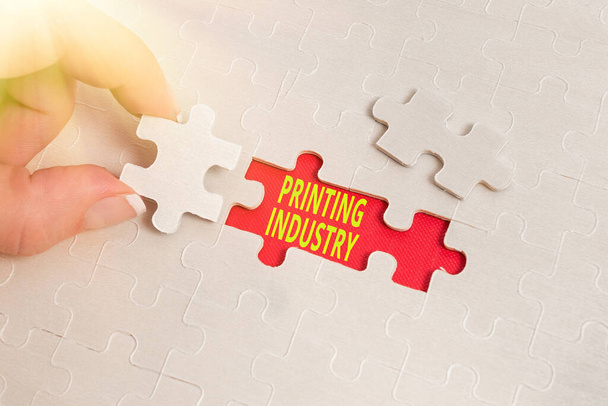 印刷物業界を示すインスピレーション。印刷物の製造に関わる業界に書かれた言葉最後のピースが不足している未完成の白いジグソーパターンパズルを構築します - 写真・画像