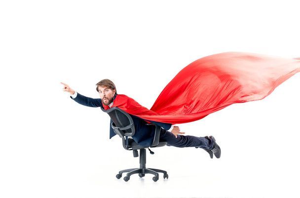 homme d'affaires avec manteau rouge essayant dans la chaise de bureau Superman - Photo, image