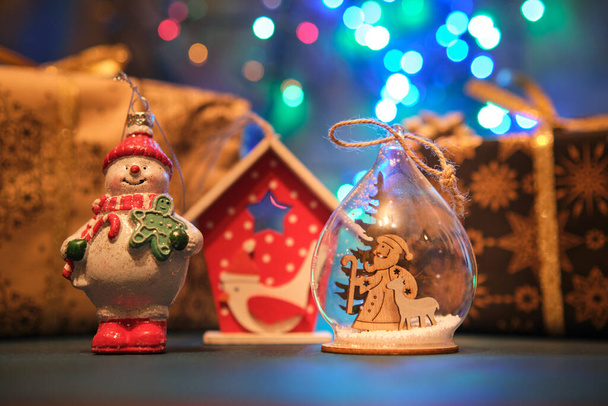 Vánoční stromeček hračky na modrém povrchu s rozmazané pozadí - Fotografie, Obrázek