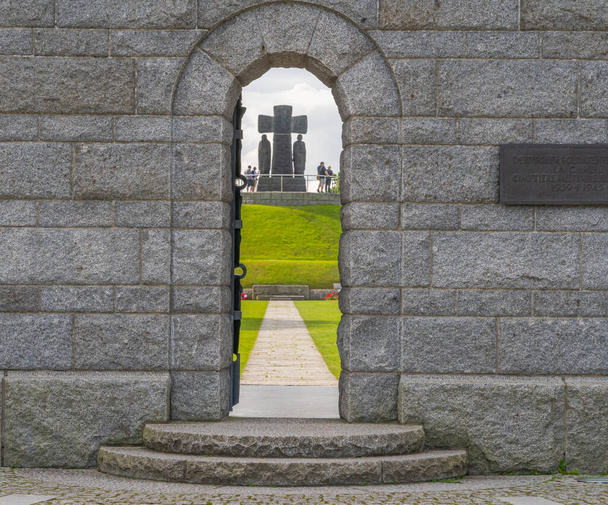 La Cambe, Γαλλία - 08 03 2021: Γερμανικό στρατιωτικό νεκροταφείο της Νορμανδίας και η είσοδος στο Μνημείο - Φωτογραφία, εικόνα