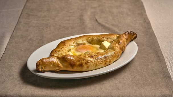 Βουτυρένιο αυγό σε άσπρο ψωμάκι - Φωτογραφία, εικόνα