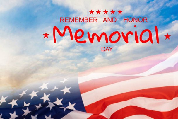 Text Memorial Day and Honor auf dem Hintergrund der amerikanischen Flagge. Konzept des Memorial Day oder Veterans Day in Amerika. - Foto, Bild