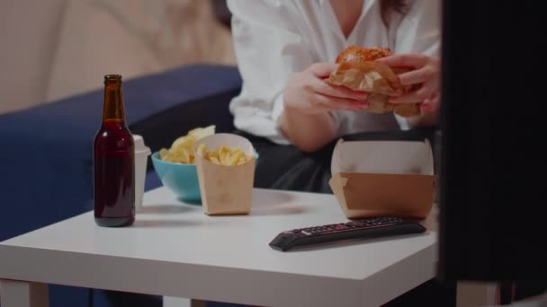 Zamknij stół z dostawą fast food i osoba jedząca - Materiał filmowy, wideo