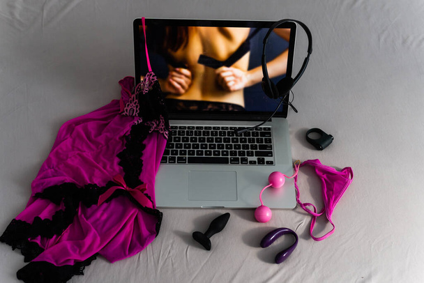 Erilaisia värikkäitä seksileluja aikuisille kannettava tietokone - Valokuva, kuva