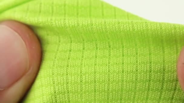 groene sport ademende synthetische stof, damp doorlatend textiel voor hardlopen en fitness, hand maakt stretching test, close-up macro view - Video