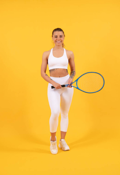 summer activity. cheerful young girl in sportswear with racket. sportswoman. - Foto, Imagen