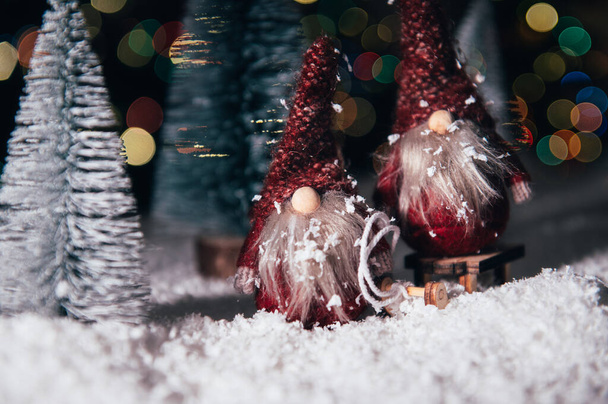 Noël Gnomes en forêt enneigée, carte postale de Noël - Photo, image