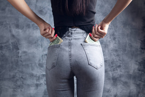 the woman has money in her back pockets - Foto, immagini