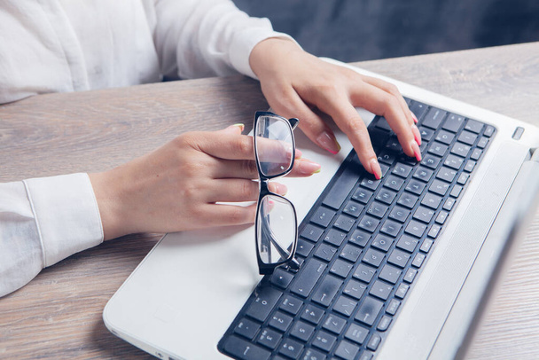 female hands typing on laptop - Фото, зображення