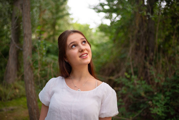 jong blank meisje in het bos - Foto, afbeelding
