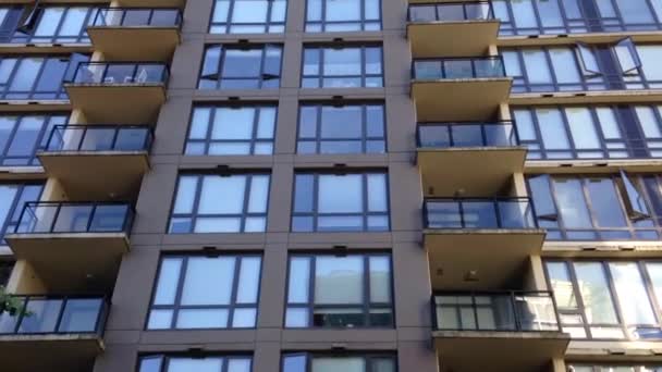 eine Bewegung Zeitraffer kippen an einem Gebäude mit blauem Himmel Hintergrund - Filmmaterial, Video