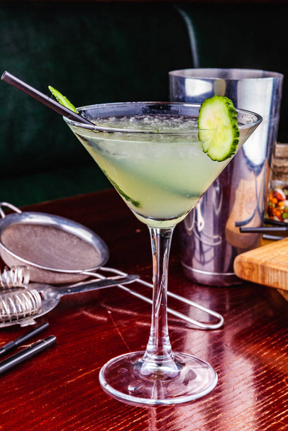 Cocktail martini concombre sur table en bois - Photo, image
