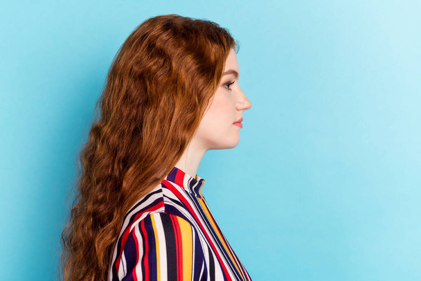 Perfil foto de calma penteado vermelho milenar senhora olhar espaço vazio desgaste camisa colorida isolado no fundo de cor azul - Foto, Imagem