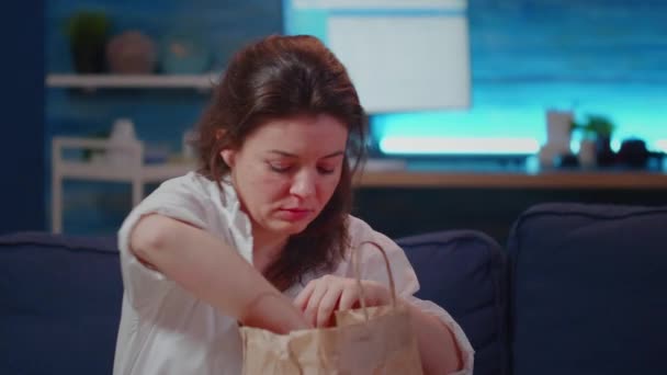 Blisko kobiety biorącej fast food posiłek z torby - Materiał filmowy, wideo