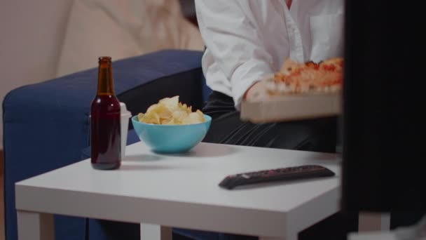Blisko kobiety umieszczając pudełko pizzy na stole - Materiał filmowy, wideo