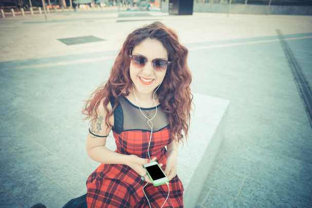 νέοι όμορφη hipster γυναίκα με τα κόκκινα μαλλιά σγουρά - Φωτογραφία, εικόνα