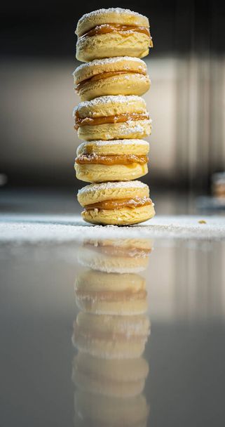 Alfajores: Traditional Peruvian cookies filled with caramel and white sugar dust on top. - Foto, Imagen