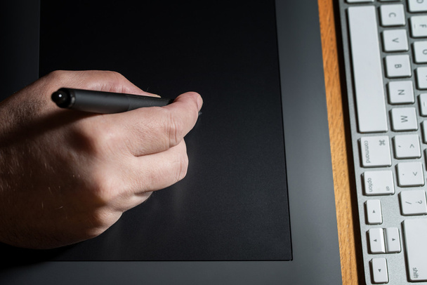Nahaufnahme der Hände beim Zeichnen auf dem Grafik-Tablet - Foto, Bild
