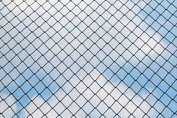 Silueta de la cerca de acero alambre de púas con fondo azul cielo - Foto, Imagen