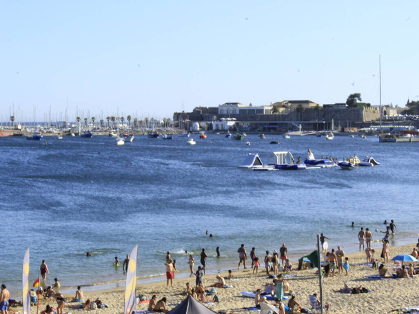 Şiddetli sıcaklık, Cascais 'deki Conceicao plajına banyo yapanları getiriyor. 12 Ağustos 2021, Cascais, Portekiz: Şiddetli sıcaklık günü, Portekiz kıyısındaki Cascais bölgesindeki Conceicao plajında yıkanır. - Fotoğraf, Görsel