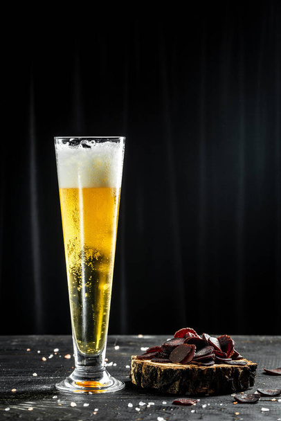 Μπύρα με σνακ για μπύρα. φέτες πικάντικου κρέατος, basturma για μπύρα, banner, μενού, μέρος συνταγή για κείμενο, - Φωτογραφία, εικόνα