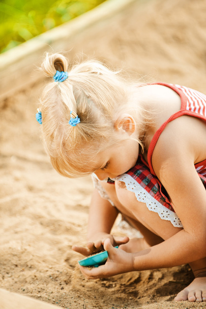 blonde meisje in de zandbak spelen - Foto, afbeelding