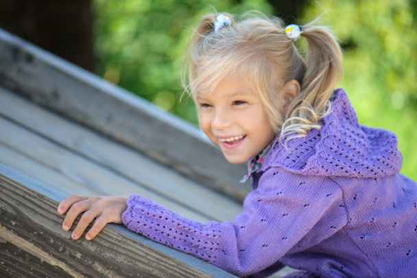 Портрет веселой молодой девушки
 - Фото, изображение