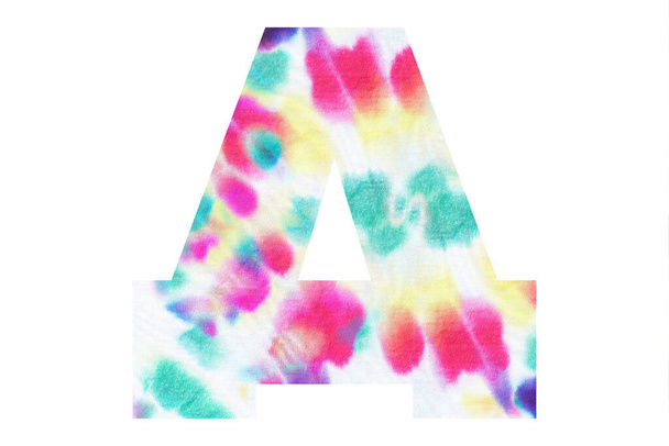 Eerste letter cyrillisch alfabet met abstracte handgeschilderde daskleurstof textuur. Geïsoleerd op witte achtergrond. Illustratie voor krantenkop en logo ontwerp - Foto, afbeelding