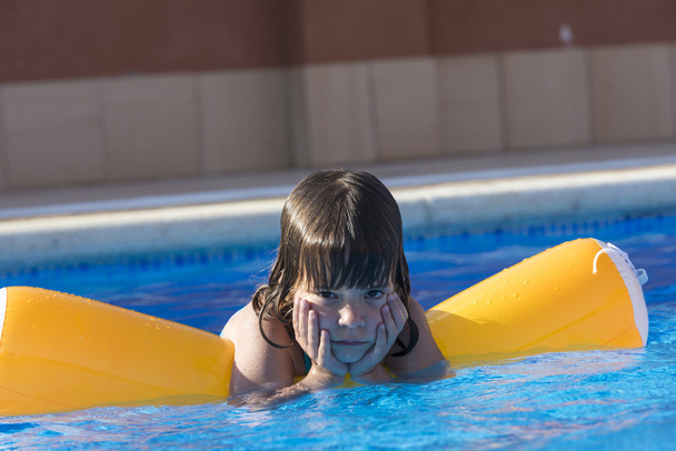 Маленька дівчинка в басейні
 - Фото, зображення