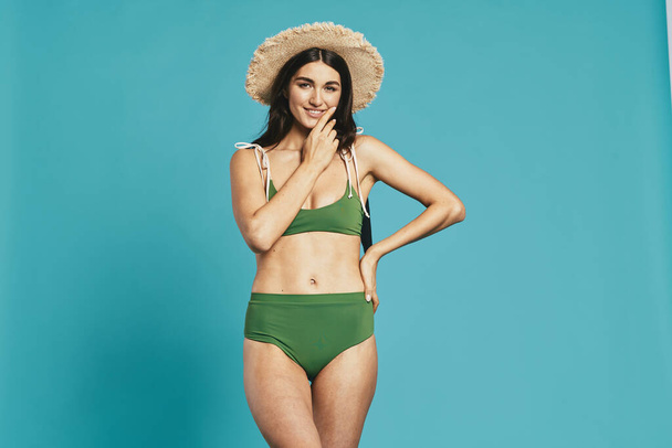 красивая женщина в зеленых купальниках пляжная шляпа позирует мода - Фото, изображение