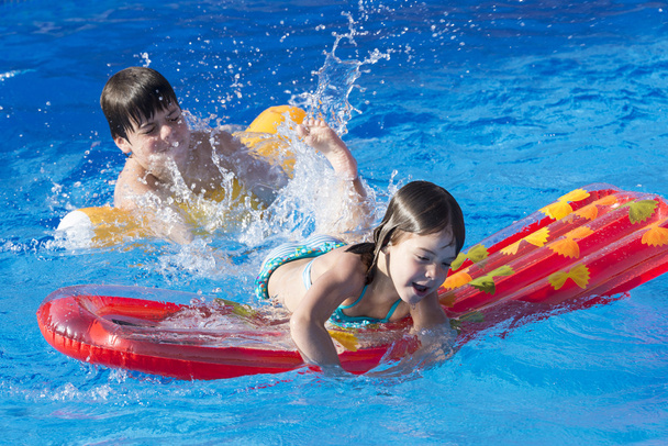 niños jugando en una piscina
 - Foto, imagen