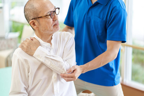 Ältere Menschen mit lockeren Schultergelenken - Foto, Bild